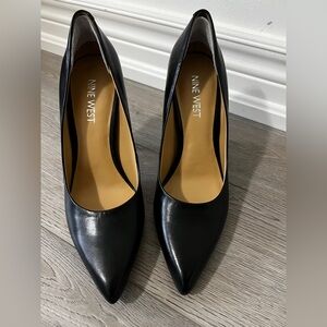 Nine West Black Leather Pointed Toe pumps
